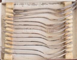 12 személyes ezüstözött évőkészlet, 3 dobozban, jelzett, szép állapotban. 12 db villa, 12 db kanál, ...