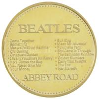 DN "Beatles Abbey Road" aranyozott fém emlékérem (38mm) T:2 patina