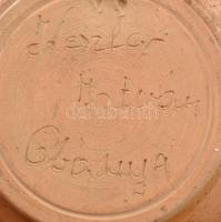 Keszler István, Óbánya: Népi kerámia falitányér. Kézzel festett, jelzett, apró lepattanással, mázrep...