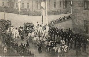 Budapest I. IV. Károly koronázása, A király, királyné és a trónörökös felvonulása a Mátyás templomba a 8-as díszfogaton