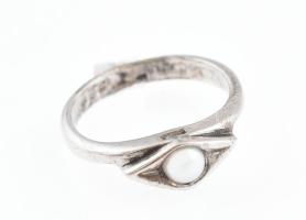 Ezüst(Ag) gyűrű igazgyöngy ékítéssel, jelzett, méret: 52, bruttó: 2,2 g