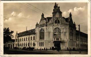 Nagyszalonta, Salonta; Városház magyar zászlókkal, Csordás üzlete / town hall with Hungarian flags, shops (EK)