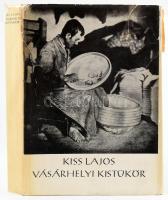 Kiss Lajos: Vásárhelyi kistükör. Bp., 1964., Magvető. Fekete-fehér fotókkal illusztrált. Kiadói egészvászon-kötés, kiadói szakadt, sérült papír védőborítóban. Megjelent 2300 példányban. Benne Dienes István (1929-1995) régész, muzeológus névbejegyzésével.