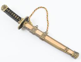 Katana formájú mini dísz kard, kés. Jelzett acél pengével, fém és fa hüvellyel. Eredeti dobozában, h...