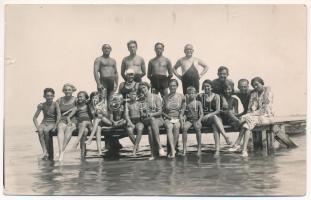 Zamárdi, Balatonzamárdi; fürdőzők csoportképe a strandon. Schäffer Gyula fényképész, photo (szakadás / tear)