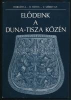 Horváth Attila - H. Tóth Elvira - V. Székely György: Elődeink a Duna-Tisza közén. A Kiskunság és környéke története a régészeti leletek tükrében. Szerk.: H. Tóth Elvira. Az egyik szerző, szerkesztő, H. Tóth Elvira (1929-2015) régész, muzeológus által Dienes István (1929-1995) régész, muzeológus részére DEDIKÁLT példány. Kecskemét, 1988., Katona József Múzeum. Gazdag fekete-fehér képanyaggal illusztrált. Kiállítási vezető. Kiadói papírkötés. Megjelent 2000 példányban.