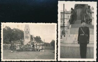 cca 1930-1940 2 db I. világháborús emlékműnél készült fotó, az egyiken olasz fasiszta egyenruhás (feketeinges), hátoldalán saját kezű üdvözletével; a másikon kislányok csoportja, 9x6 cm