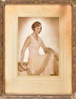 cca 1920-1930 Angelo (Funk Pál) (1894-1974): Hölgy portréja. Jelzett, kartonra kasírozott fotó. Dekoratív, korabeli üvegezett fa keretben, a kereten kisebb sérülésekkel, 22,5x16 cm (keret: 38,5x30 cm)