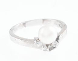 Ezüst(Ag) gyűrű igazgyöngy ékítéssel, jelzett, méret: 54, bruttó: 2,6 g