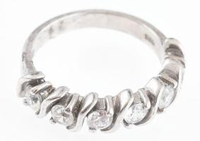 Ezüst(Ag) gyűrű kőékítéssel, jelzett, méret: 50, bruttó: 2,8 g