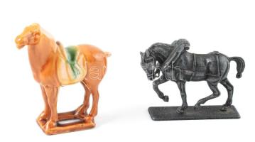 2 db lófigura, 1.kínai égetett agyag antik lófigura replikája, 2.német ón részletgazdag ló,szép állapotban. 9x7 cm