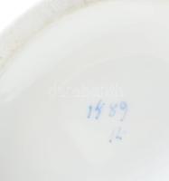 Virágmintás porcelán szószos edény, kézzel festett, jelzés nélkül, hajszálrepedéssel, 19×12×14 cm