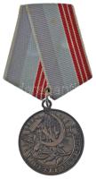 Szovjetunió 1979. A munka veteránja ezüstözött tombak kitüntetés mellszalaggal T:2 Soviet Union 1979. Veteran of Labor silver plated tombac decoration on ribbon C:XF