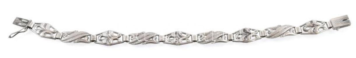 Ezüst(Ag) karlánc, jelzett, h: 19 cm, nettó: 12,1 g