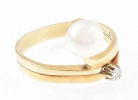 Arany (Au/14k) gyűrű, 1 db tenyésztett gyönggyel és 1 db brillel (0,05 ct) díszítve. Jelzett, bruttó: 5,1 g, m: 61