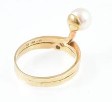 Arany (Au/14k) gyűrű, 1 db tenyésztett gyönggyel és 1 db brillel (0,05 ct) díszítve. Jelzett, bruttó...