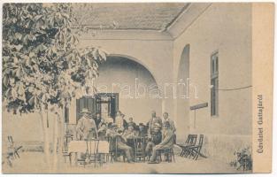 1918 Gátalja, Gáttája, Gataia; csoportkép a vendéglő udvarán, étterem. A. Weiser fényképész / group on the restaurants courtyard