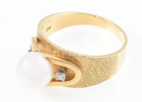 Arany (Au/18k) gyűrű, 1 db tenyésztett gyönggyel és 2 db brillel (0,06 ct). Jelzett, bruttó: 7,4 g, m: 57