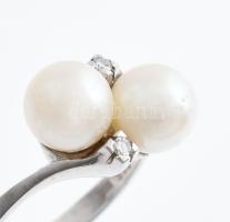 Fehérarany (Au/14k) gyűrű, 2 db tenyésztett gyönggyel és 2 db apró brillel (0,02 ct) díszítve. Jelze...
