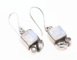 Ezüst (Ag) kövekkel díszített design fülbevalópár. Jelzett, bruttó: 6,1 g