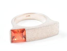 Ezüst (Ag) piros köves design gyűrű. Jelzett, bruttó: 9 g, m: 57