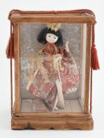 Japán figura, üvegezett fa tartóban, 20×14×10 cm