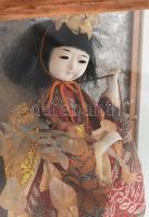 Japán figura, üvegezett fa tartóban, 20×14×10 cm