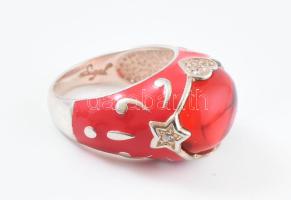 Ezüst (Ag) gyűrű piros zománccal és kővel. Jelzett, bruttó: 9,6 g, m: 56,5