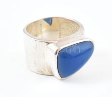 Ezüst (Ag) gyűrű kék kővel. Jelzett, bruttó: 12,5 g, m: 58