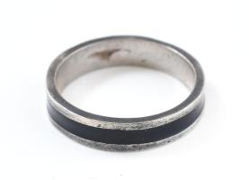 Ezüst (Ag) karikagyűrű fekete zománccal. Jelzett, bruttó: 3,4 g, m: 56