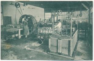 Borszék, Borsec; Manipulare cu apa, sala p. spalarea sticlelor / Vízkezelés, üvegmosó terem, belső munkásokkal. Kiadja G. Heiter Nr. 16. 1928. / Wassermanipulation, Flaschenwaschraum / water handling, bottle washing, interior with workers
