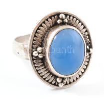 Ezüst (Ag) gyűrű kék kővel. Jelzett, bruttó: 7 g, m: 55