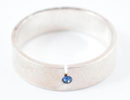 Ezüst (Ag) gyűrű apró kék kővel. Jelzett, bruttó: 2,7 g, m: 50