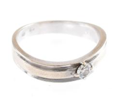 14k fehérarany (Au) gyűrű, modern csiszolású briliánssal ékített cca. 0,07 ct, jelzett bruttó: 3,1 g, m: 58