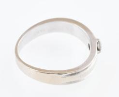 14k fehérarany (Au) gyűrű, modern csiszolású briliánssal ékített cca. 0,07 ct, jelzett bruttó: 3,1 g...