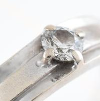 14k fehérarany (Au) gyűrű, modern csiszolású briliánssal ékített cca. 0,07 ct, jelzett bruttó: 3,1 g...