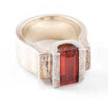Ezüst (Ag) piros köves design gyűrű. Jelzett, bruttó: 19,1 g, m: 56