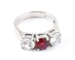 Ezüst (Ag) gyűrű vörös és fehér kövekkel. Jelzett, bruttó: 5 g, m: 51