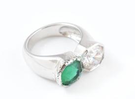 Ezüst (Ag) zöld és fehér köves gyűrű. Jelzett, bruttó: 7 g, m: 50