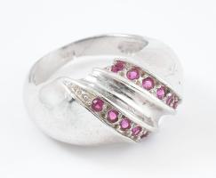 Ezüst (Ag) gyűrű rózsaszín kövekkel. Jelzett, bruttó: 5,1 g, m: 54