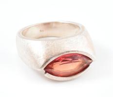 Ezüst (Ag) gyűrű piros kővel. Jelzett, bruttó: 10,8 g, m: 56,5