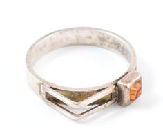 Ezüst (Ag) design gyűrű borostyánszínű kővel. Jelzett, kis kopással, bruttó: 2,9 g, m: 57