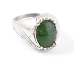 Ezüst (Ag) zöld köves gyűrű. Jelzett, bruttó: 6,8 g, m: 53-54