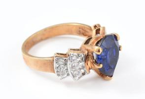 Aranyozott ezüst (Ag) gyűrű kék és fehér kövekkel. Jelzett, bruttó: 4,6 g, m: 54