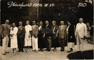 1934 Hévíz, vendégek a fürdő parkjában. Foto Ring photo (fl)