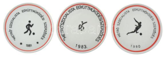 1980-1983. Metró Szocialista Együttműködési Szerződés egyoldalas Hollóházi porcelán labdarúgó díjérem (3xklf) (88mm) T:1-