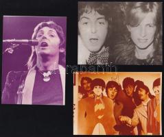 cca 1970 A Beatles együttes tagjait ábrázoló 7 db fotó, egyiken nyomtatott aláírásaikkal, részben ké...
