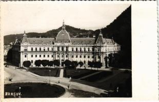 Brassó, Kronstadt, Brasov; Igazságügyi palota, automobilok / Palace os Justice, automobiles. photo (EK)