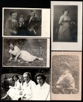 cca 1913-1993 kb. 15 db régi és modern fotó és fotólap hölgyekről, 8x14 cm körüli méretekben
