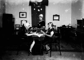 cca 1920-1930 Kártyázó hölgyek, üvegnegatív, 13×17,5 cm